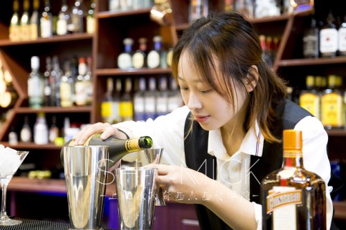 <b>专业调酒师培训学校告诉你怎么调制受欢迎鸡尾酒</b>